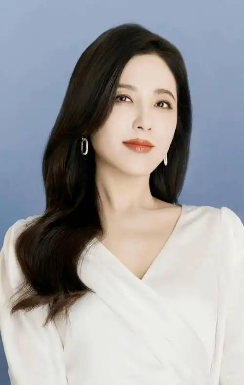 谁说长中庭显老显凶?这明明是"御姐脸"面部特征,看曾黎就知道
