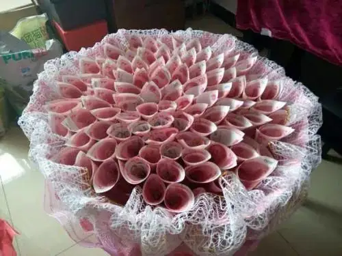 围观兴国竟有人收到捧全是钱包的花有钱花