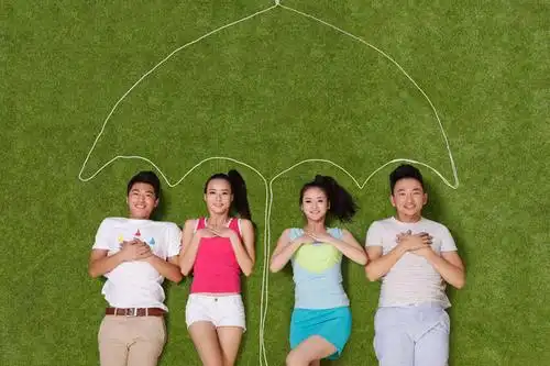 东方人,四个人,伙伴,朋友,躺,笑,微笑,露齿笑,横图,俯视,室外,白天