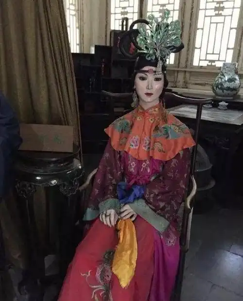 大观园塑像辣眼,林黛玉像纸人!网友:红楼还是聊斋