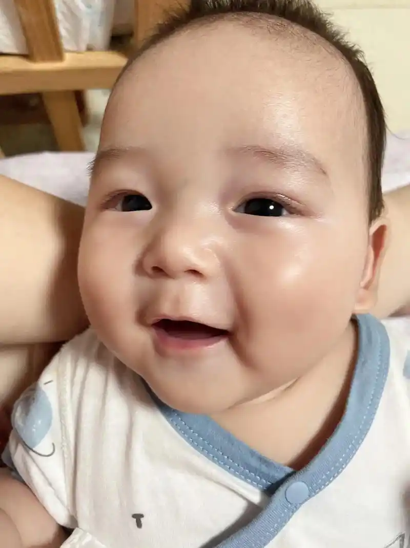 治愈系笑容宝宝 #人类幼崽爱无保留 #最纯真的笑容 第一次 - 抖音