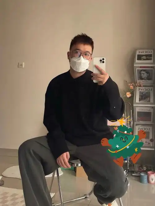 男士的灰黑搭配永远不会错,微胖的适合比正常尺码大一码,宽松的感觉