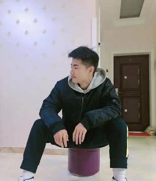 可爱年轻瘦瘦的小奶狗,寒假过年在家无聊坐在客厅自拍有点小帅哦_网易