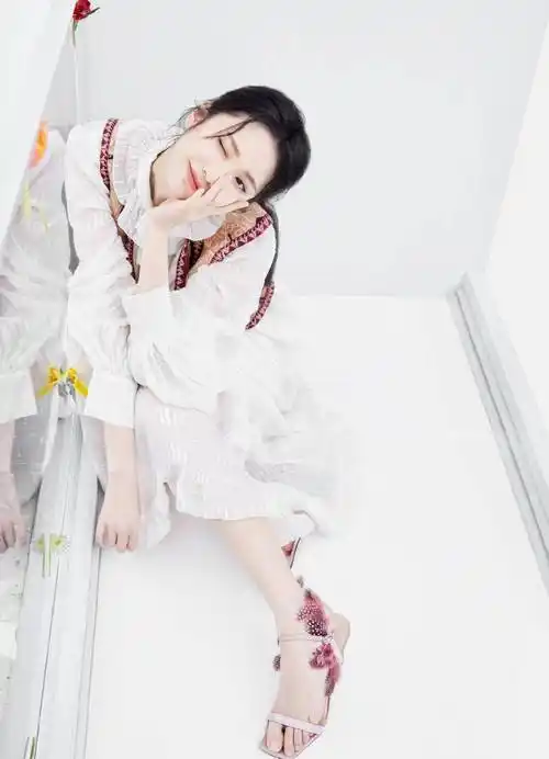 原创不愧是从小学舞蹈的人张慧雯穿拼接鱼尾裙窈窕身姿优雅迷人