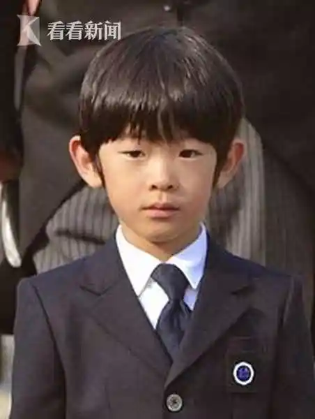 日本悠仁亲王课桌惊现双刀警方神秘头盔男潜入