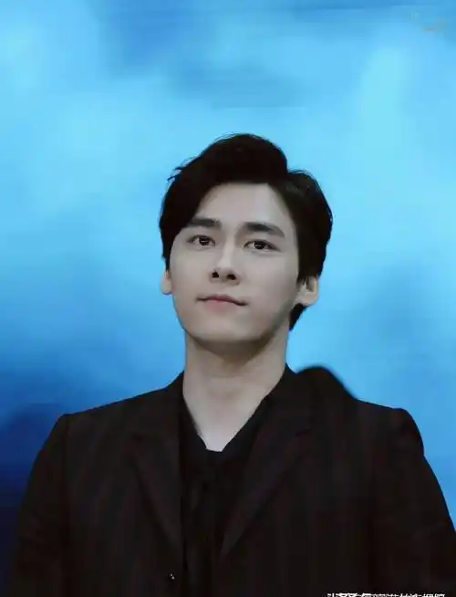 李易峰大变样!黑眼圈严重,眼袋吊起,穿旧衣服,被嘲精气神全无