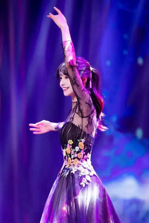 郑爽穿晚礼服翩翩起舞 动作优雅露修长颈线宛如黑天鹅 - 青岛新闻网