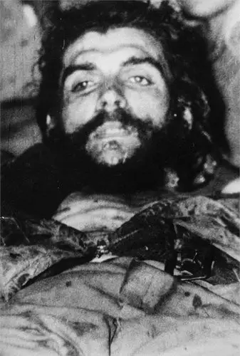 切格瓦拉彩色遗体照首度曝光他死不瞑目旁观者抽着烟