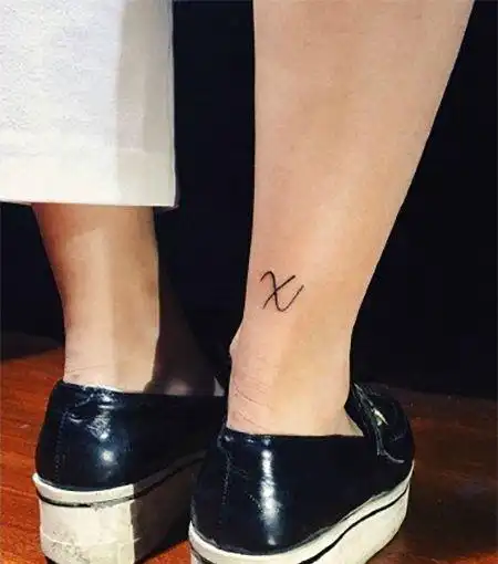 简约的韧带x字母纹身图案