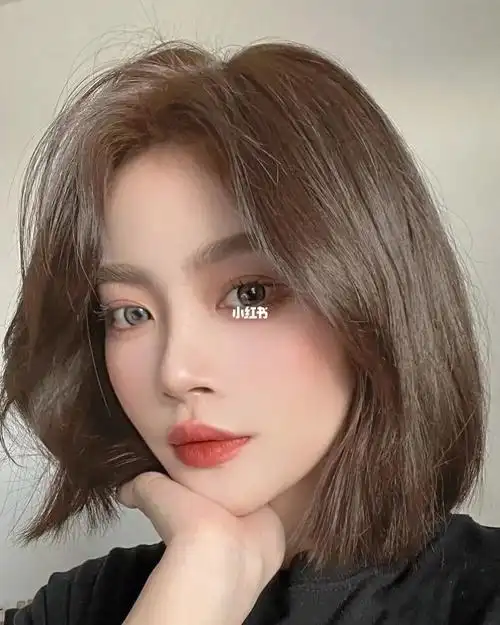 亚麻冷茶色系短发