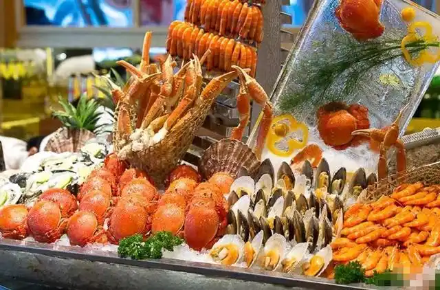 吃自助餐时,吃货都按这个流程走,老板见了就头疼:碰到同行了?