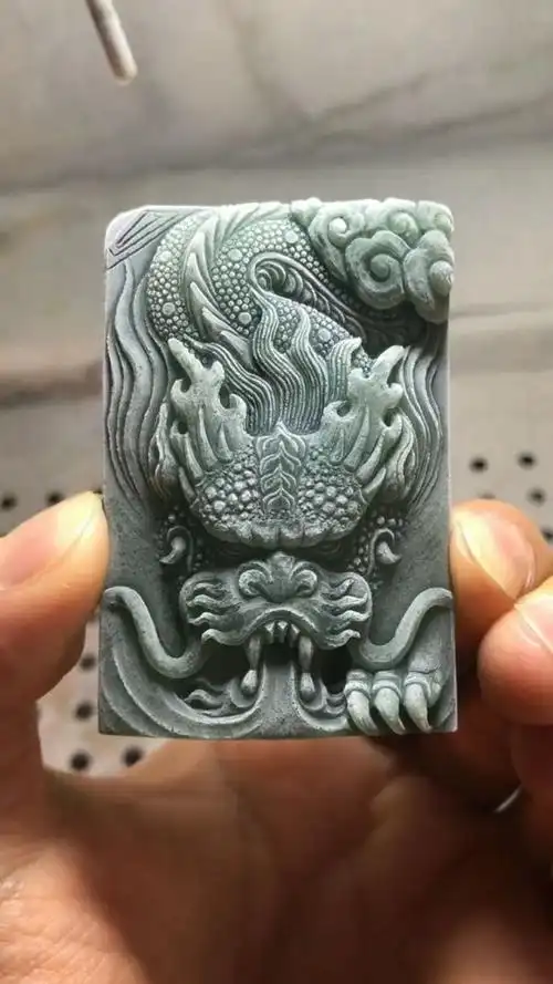 这个中国龙真是太霸气了,被雕刻的淋漓尽致啊!