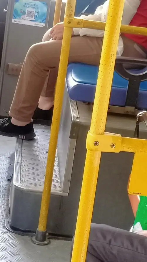 请公交公司每天对车内的扶手进行消毒保洁