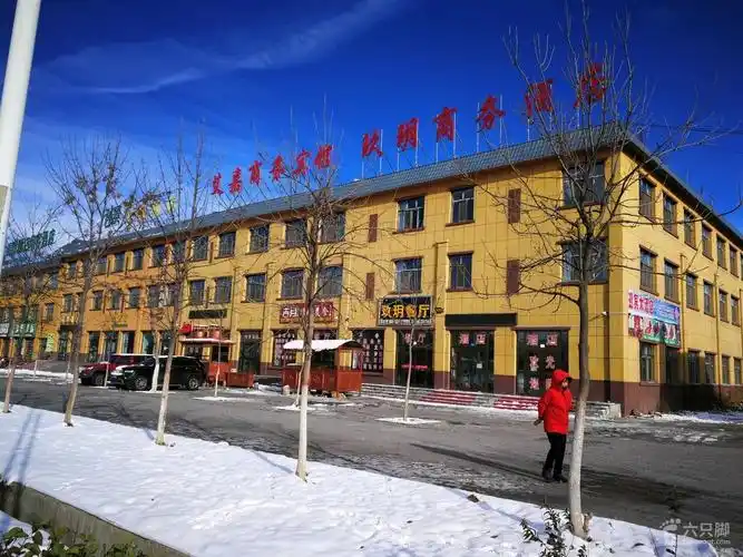 io月19日那拉提镇至和静县走218国道那拉提宾馆外貌