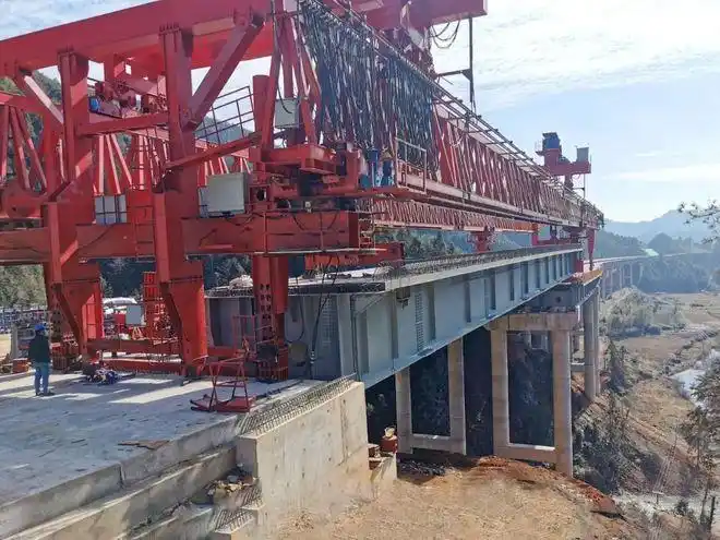 国内跨度最大的π型钢混组合梁桥顺利贯通