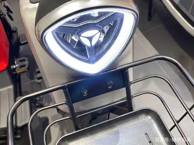 大灯采用雅迪独家led基因造型,辨识度不错!