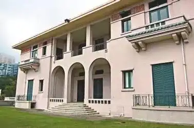 何东花园占地12.4万平方英尺,按照0.5倍容积率,可以建设6.