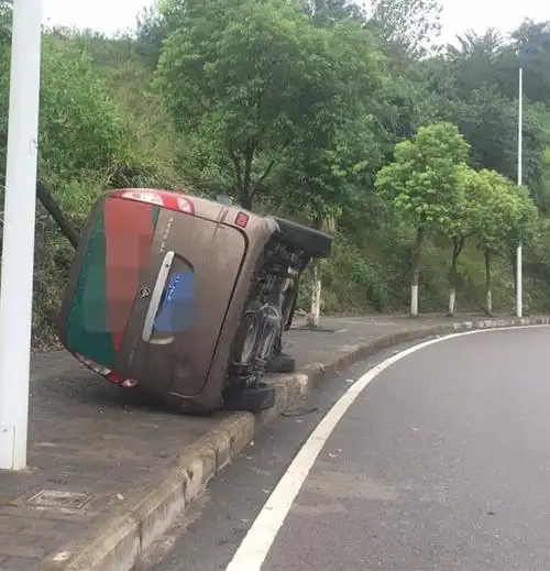 贾某开车途中接电话,由于分心驾驶,在渝北319国道发生了一场翻车事故