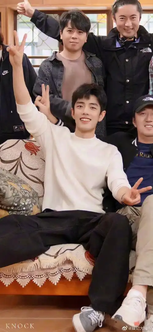 肖战比耶照##肖战骄阳伴我杀青比耶照