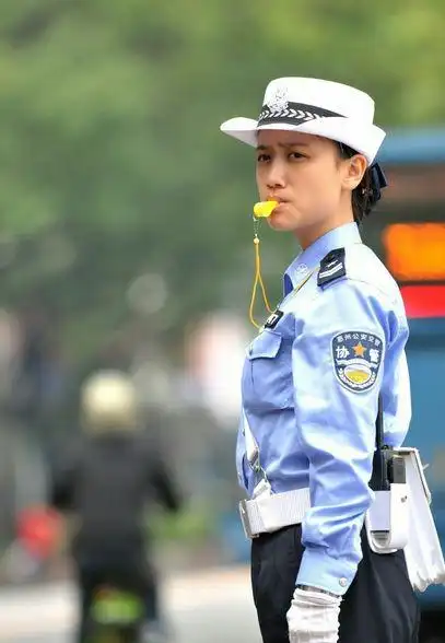 女交警妈妈的风采
