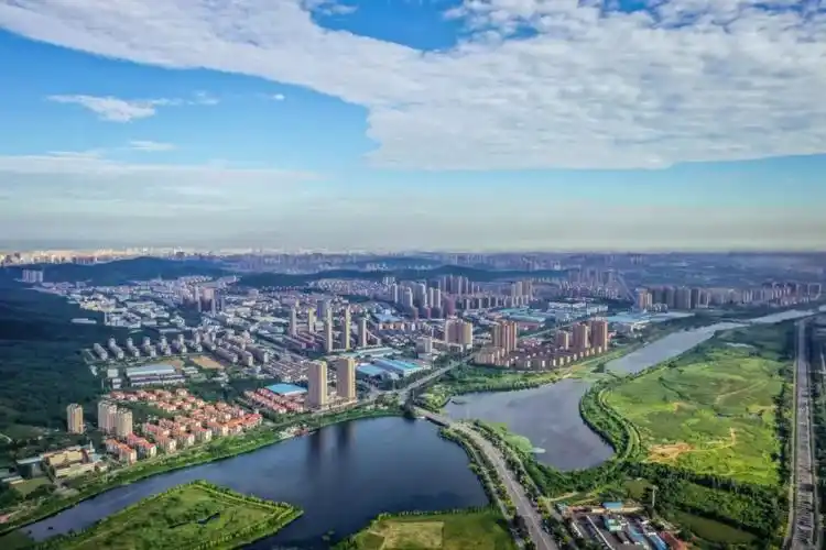 俯瞰现代钢都,秀美鞍山.特约记者 刘庆伟 摄