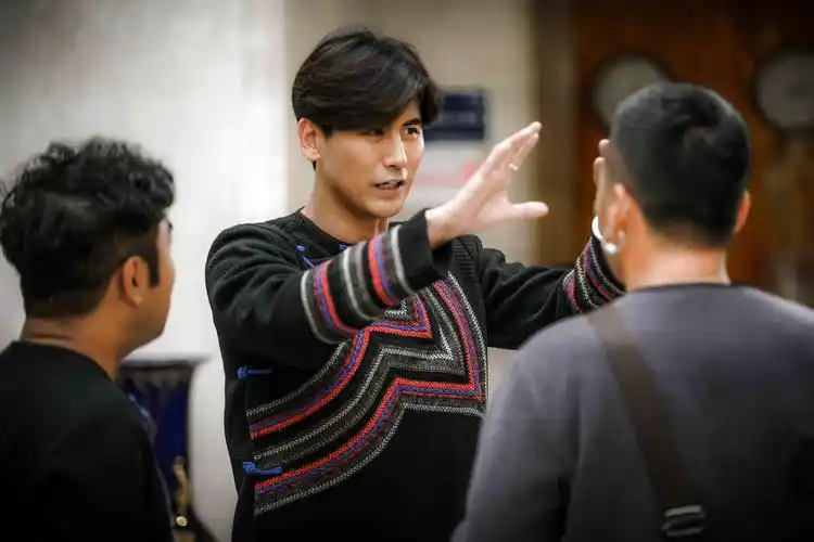 于晓光盛装领衔《索玛花开》彝族小伙精致诱人