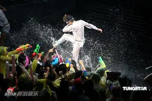 现场变水上乐园新浪娱乐讯 8月2日,郭富城舞林正传演唱会台北站的第二