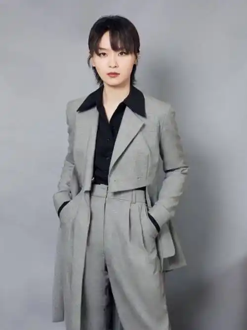 原创原创千年老二周笔畅16年后再次成团穿灰色燕尾服气场不减当年