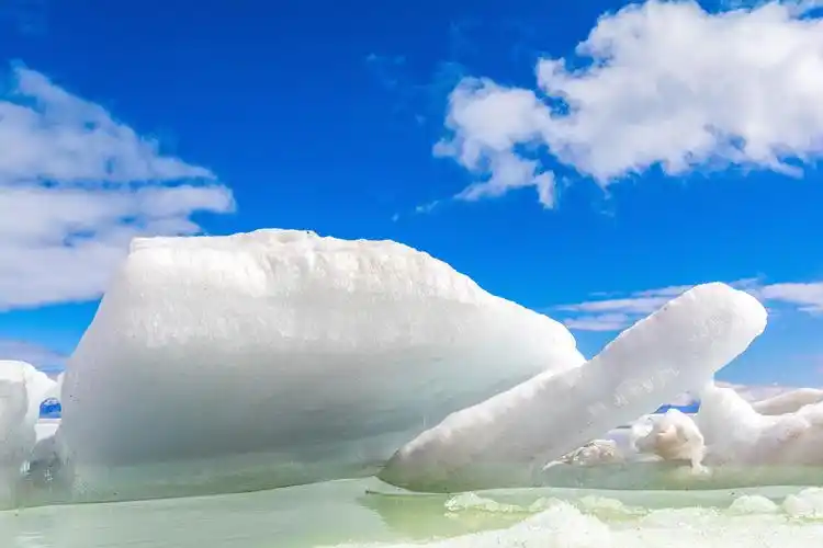 4月赛里木湖冰雪消融,壮观冰塔美到无法呼吸!