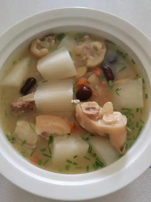 白萝卜炖猪脚汤