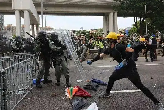 侠客岛:昨天的香港元朗到底发生了什么?