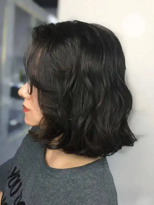 黑色卷发怎样才能不显老气?美发师送给你几款发型建议_头发_时尚_女生