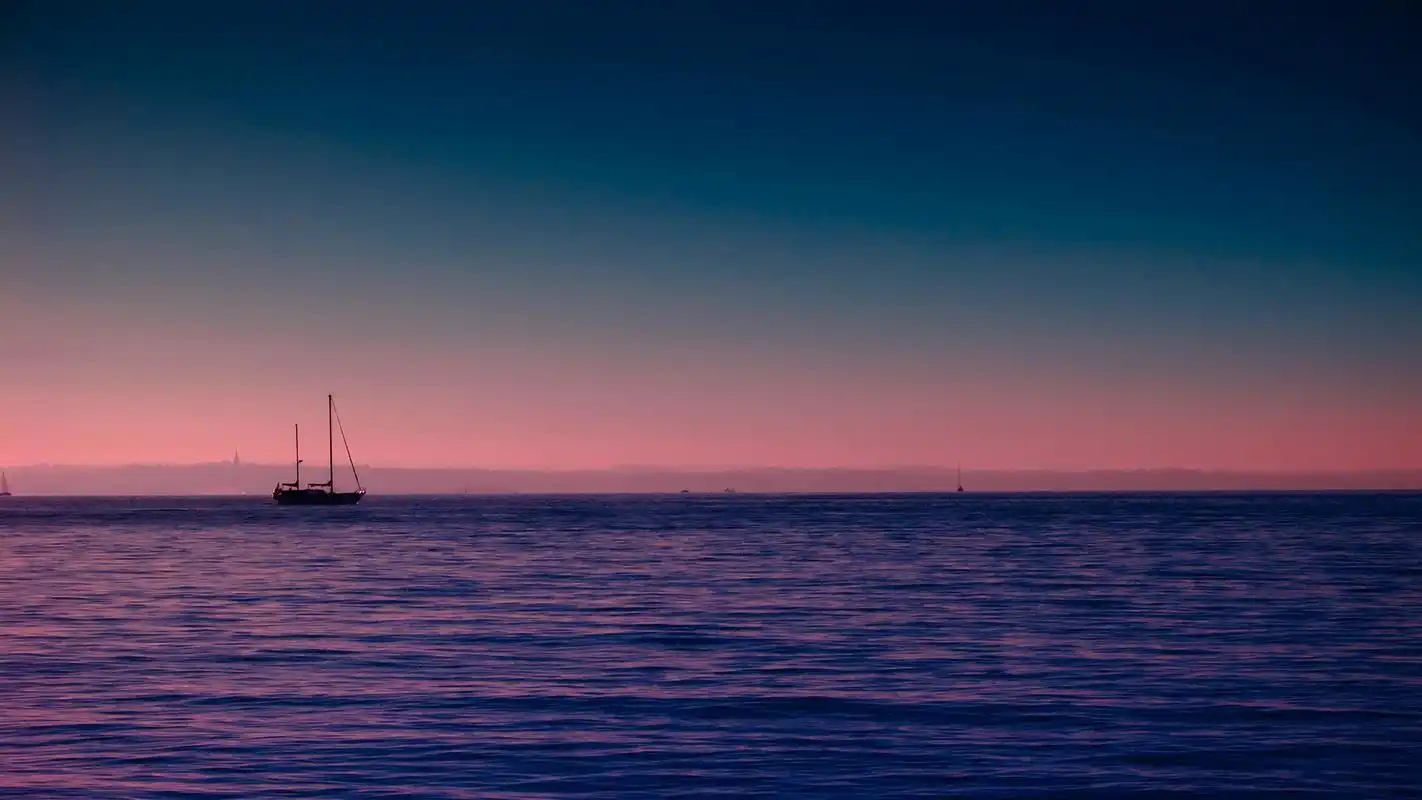 首页 桌面壁纸 风景壁纸 海上帆船风景摄影2k高清宽屏桌面壁纸2560