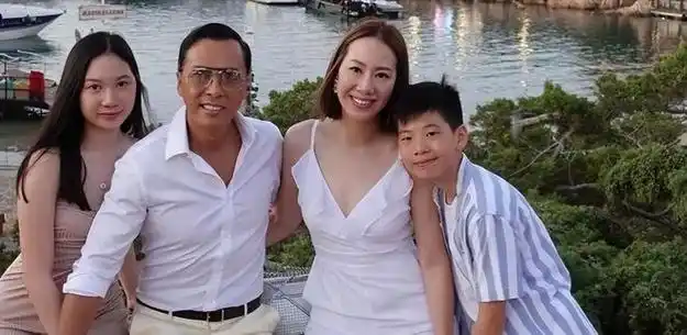 扔掉她的外穿内裤和黑丝袜吧,甄子丹的女儿将出席巴黎名媛舞会