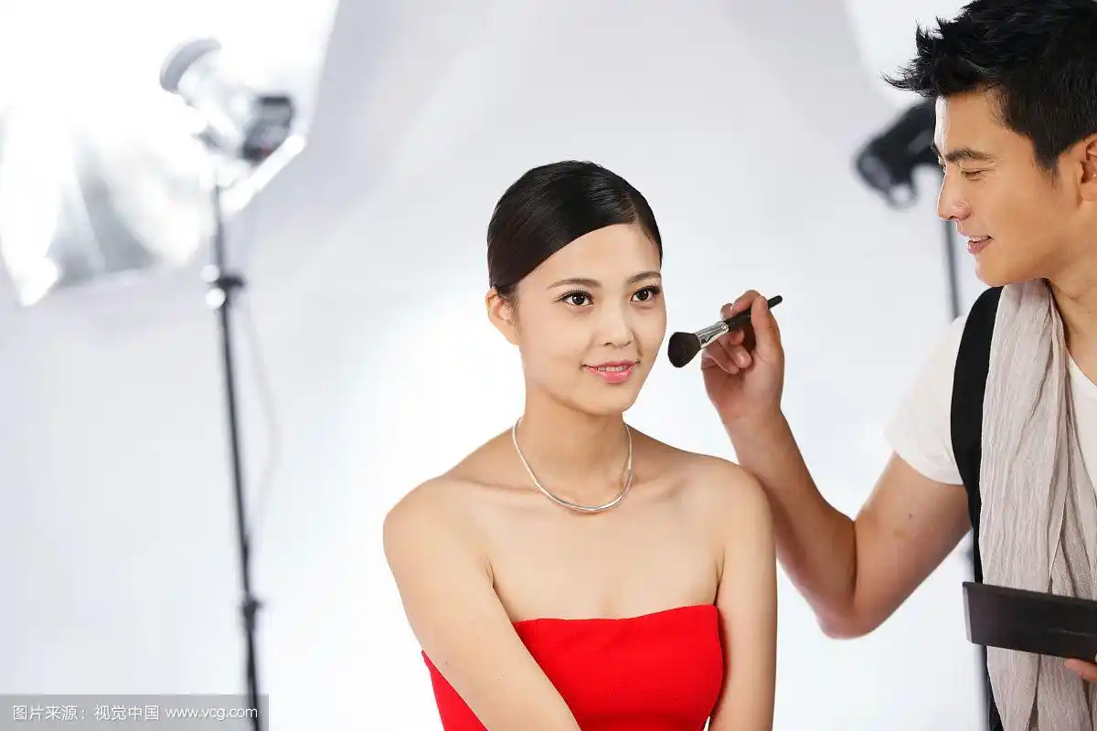 化妆师给演员化妆