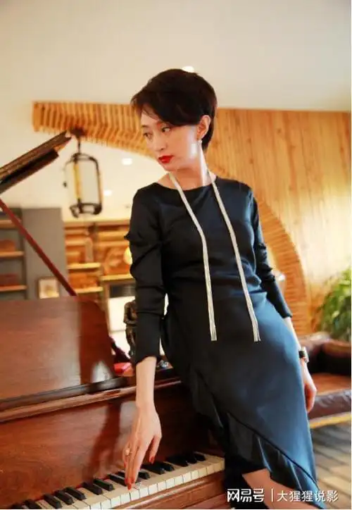 许亚军的妻子张澍好有女人味短发黑裙配红唇显独有的时尚魅力