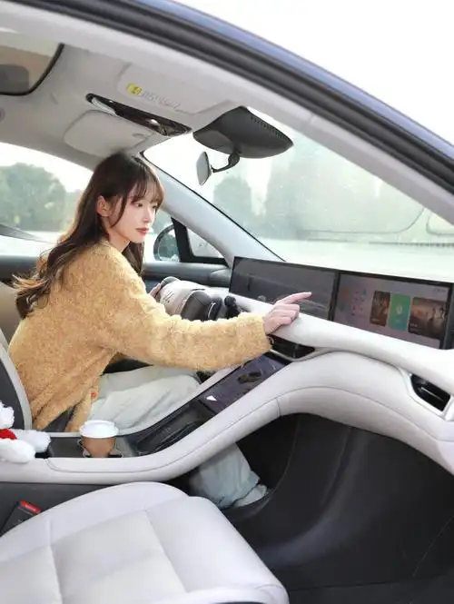 勇敢的人先享受世界,谁说女生只能坐副驾?