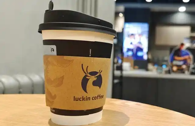 瑞幸咖啡选择将"鹿"作为品牌标识,来自于品牌英文名luckincoffee.