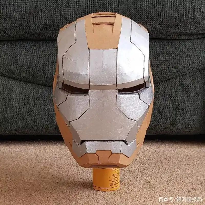 有位神仙漫威粉丝,耗时14个月,用纸板造出了钢铁侠盔甲