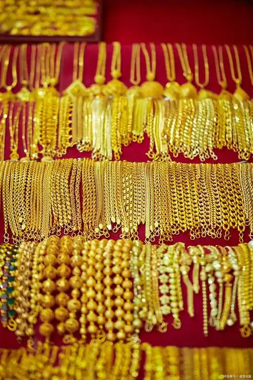 它不仅是一种货币,更是一种珠宝材料,以其独特的色彩和质感赢得了世人