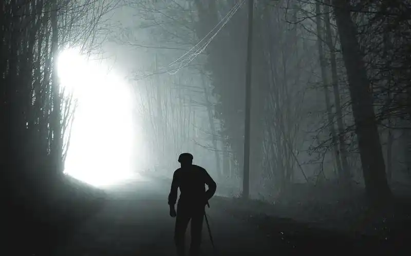 一个孤独沧桑的男人背影