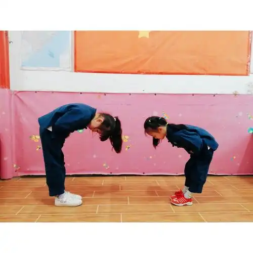 小朋友互相恭敬