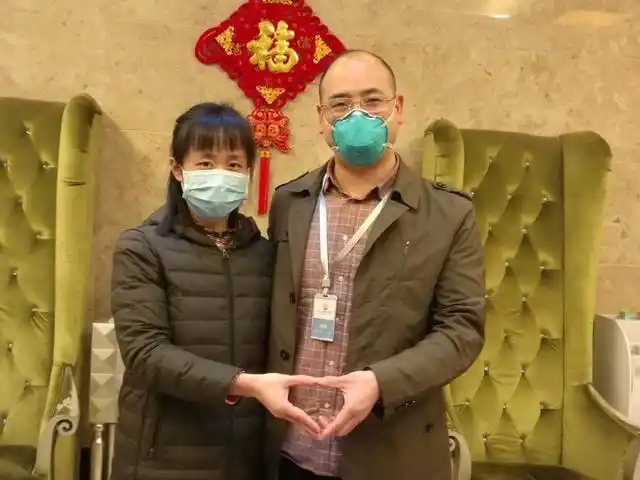 武汉市七医院数据信息组主要负责人王莹和丈夫在一起.(资料图片)