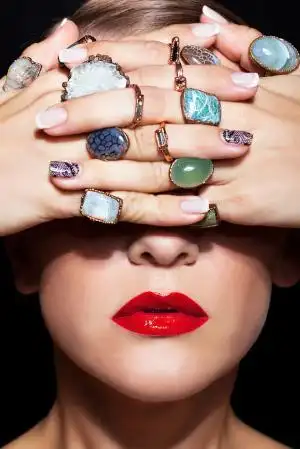 双手戴满戒指的美女