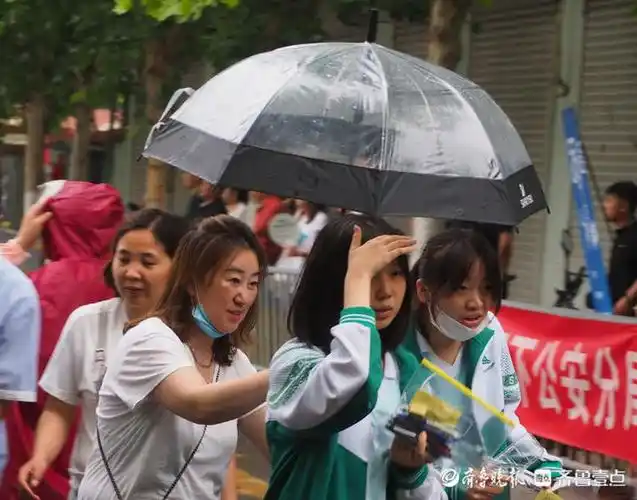 孩子们顶着校服或者是书包往外走嘻嘻哈哈.