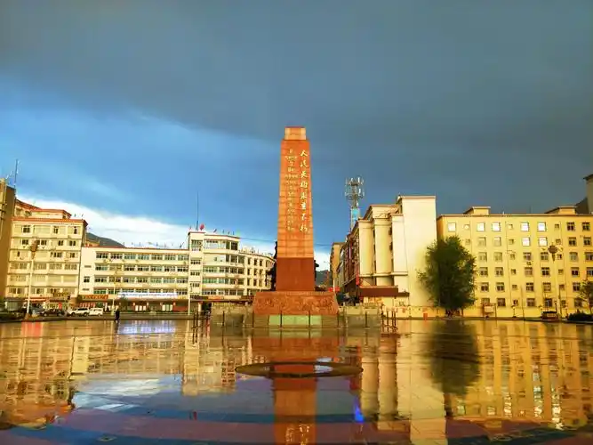 广场中央的昌都解放纪念碑.