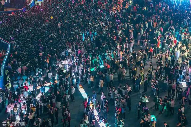 2018广州国际灯光节开幕现场人山人海