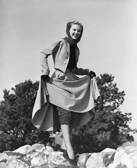 今天的服装设计师也要感谢她们_穿着_丽塔·_夹克