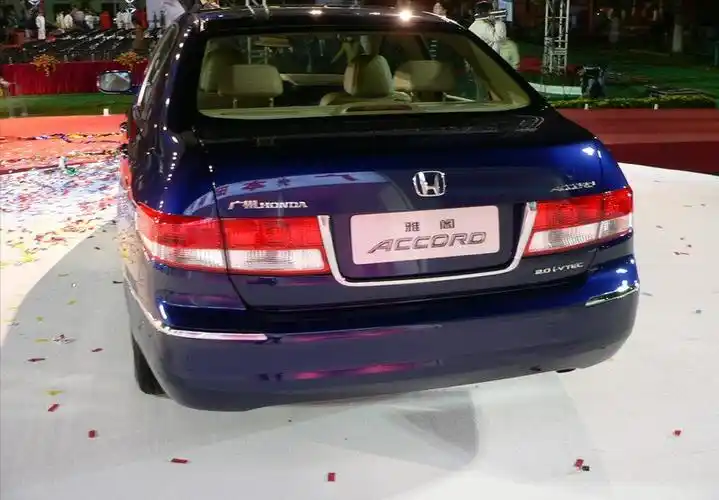 用现在的眼光看来,这个轮毂的尺寸有点小,但是放在第七代雅阁身上还是