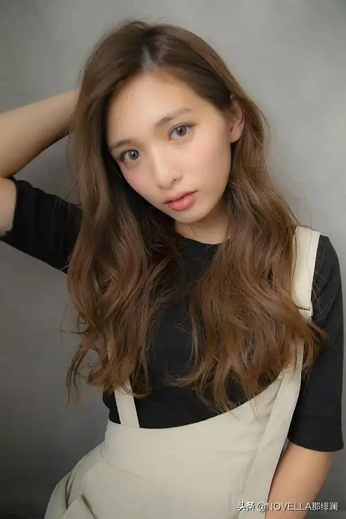 冬天,推荐感觉有点黄色的棕色系的发色!因为能让皮肤健康